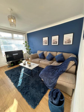 NEW 2 bedroom WIFI Driveway Sleeps 4 Beautiful House